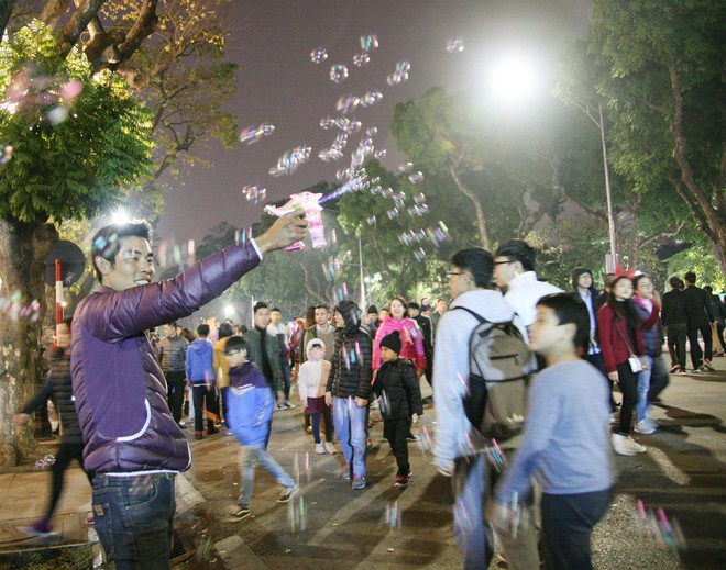 Hà Nội: Mưa phùn, lạnh buốt hàng nghìn người vẫn ùn ùn đổ về phố đi bộ đón Giáng sinh sớm - Ảnh 16.
