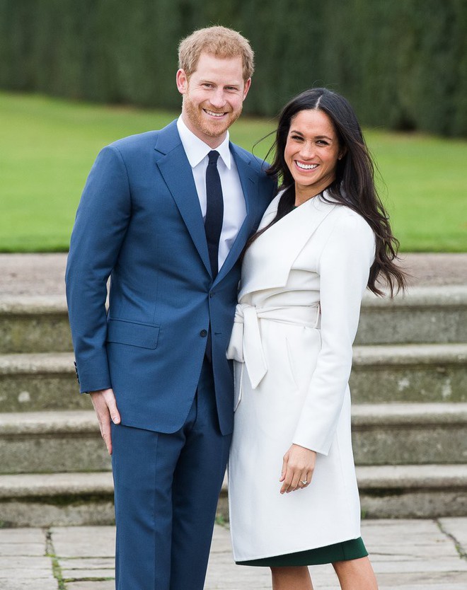 Hé lộ 3 bản phác thảo váy cưới của hôn thê Hoàng tử Harry sẽ mặc tại lễ cưới Hoàng gia - Ảnh 1.