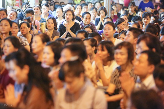 Hàng nghìn người chen lấn cầu lễ tại chùa Phúc Khánh - Ảnh 7.