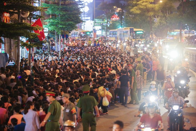Hàng nghìn người chen lấn cầu lễ tại chùa Phúc Khánh - Ảnh 6.