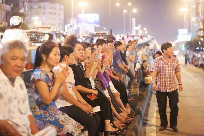 Hàng nghìn người chen lấn cầu lễ tại chùa Phúc Khánh - Ảnh 11.