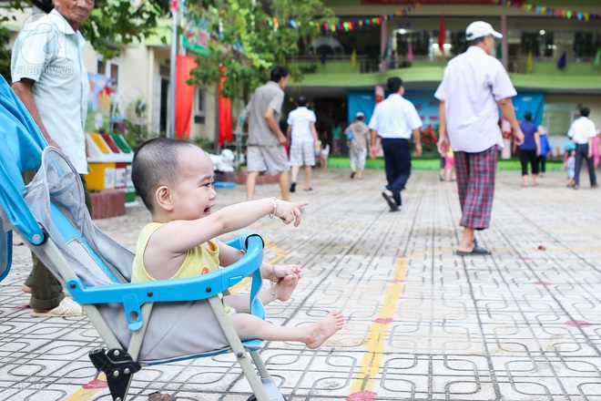 Một ngày của cô bé 4 tuổi không được đến trường, sống sót nhờ những chiếc băng vệ sinh và bao cao su - Ảnh 16.