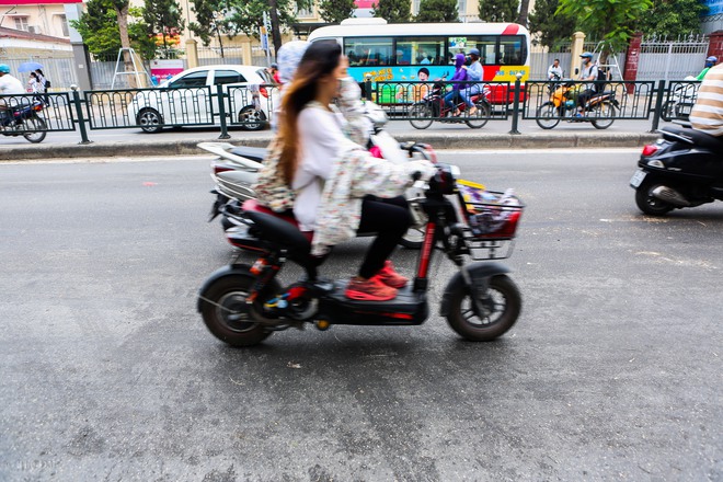 Đoạn đường từ Chùa Bộc đến Đại Cồ Việt bỗng dưng bốc mùi hôi thối khó chịu - Ảnh 6. Đoạn đường từ Chùa Bộc đến Đại Cồ Việt bỗng dưng bốc mùi hôi thối khó chịu - Ảnh 6.
