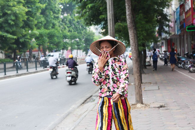 Đoạn đường từ Chùa Bộc đến Đại Cồ Việt bỗng dưng bốc mùi hôi thối khó chịu - Ảnh 4. Đoạn đường từ Chùa Bộc đến Đại Cồ Việt bỗng dưng bốc mùi hôi thối khó chịu - Ảnh 4.