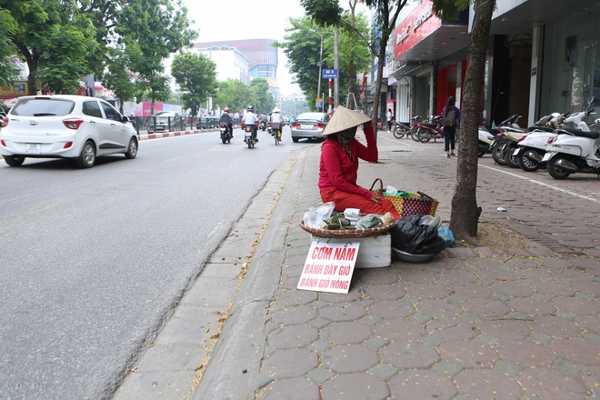 Đoạn đường từ Chùa Bộc đến Đại Cồ Việt bỗng dưng bốc mùi hôi thối khó chịu - Ảnh 3.