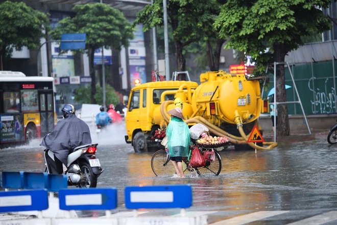 Hà Nội: Mưa cực lớn lúc giữa trưa, nhiều nơi đã ngập trắng - Ảnh 8.