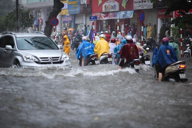 Hà Nội: Mưa cực lớn lúc giữa trưa, nhiều nơi đã ngập trắng - Ảnh 3.