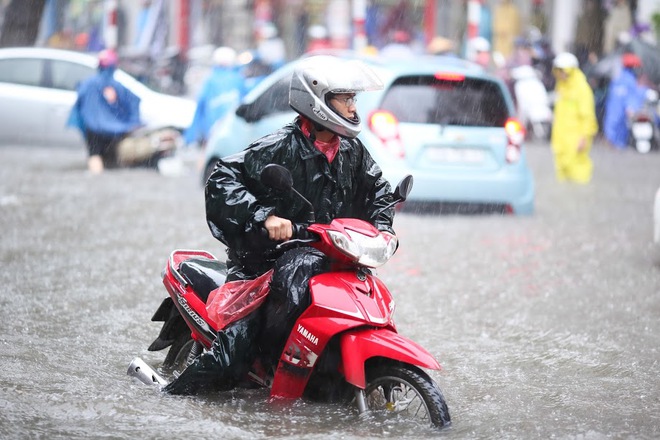 Hà Nội: Mưa cực lớn lúc giữa trưa, nhiều nơi đã ngập trắng - Ảnh 7.