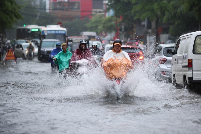 Hà Nội: Mưa cực lớn lúc giữa trưa, nhiều nơi đã ngập trắng - Ảnh 1.