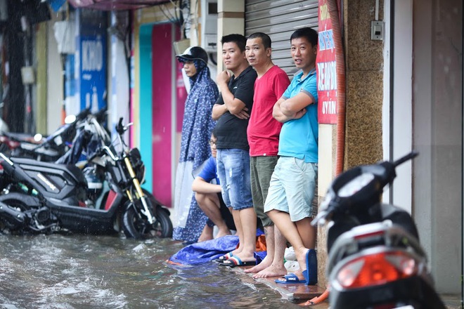 Hà Nội: Mưa cực lớn lúc giữa trưa, nhiều nơi đã ngập trắng - Ảnh 5.