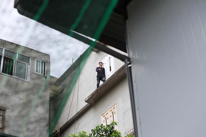 Hà Nội: Nam thanh niên nghi ngáo đá leo trèo qua hàng chục nhà dân gây xôn xao khu phố - Ảnh 5.