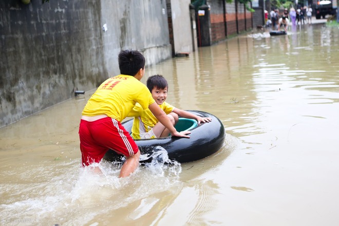 Hà Nội: Sau một đêm, làng biến thành sông, người dân trắng đêm sơ tán đồ đạc, gia súc - Ảnh 15.