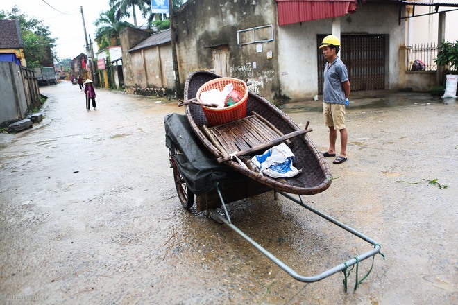 Hà Nội: Sau một đêm, làng biến thành sông, người dân trắng đêm sơ tán đồ đạc, gia súc - Ảnh 13.