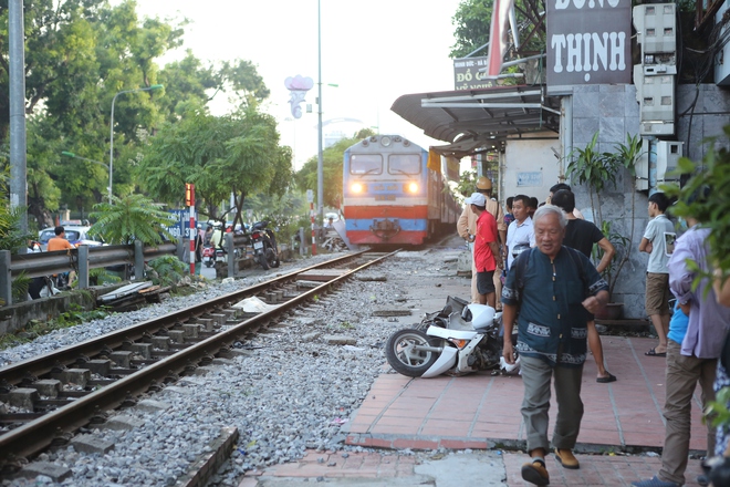 Hà Nội: Va chạm với tàu hỏa,  một người phụ nữ bị thương nặng - Ảnh 1.