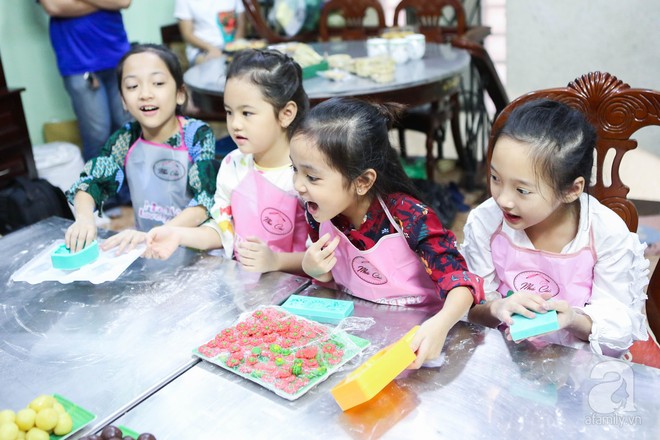 Ngắm trộm những em bé Hà Nội đáng yêu hết nấc trong một lớp học làm bánh Trung thu - Ảnh 8.