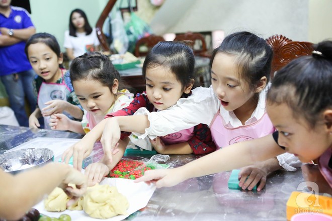 Ngắm trộm những em bé Hà Nội đáng yêu hết nấc trong một lớp học làm bánh Trung thu - Ảnh 3.