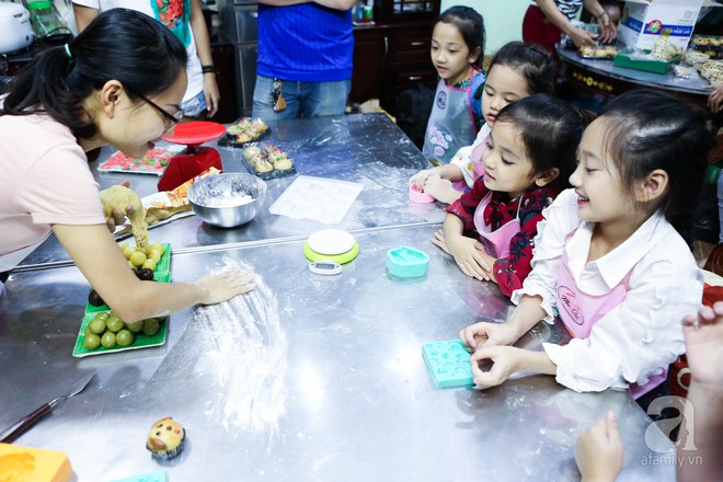 Ngắm trộm những em bé Hà Nội đáng yêu hết nấc trong một lớp học làm bánh Trung thu - Ảnh 1.