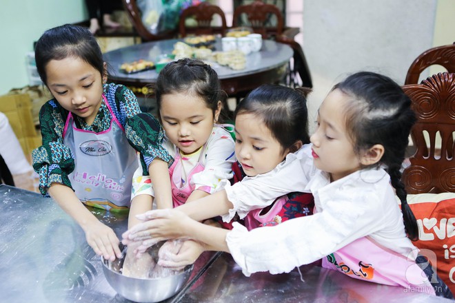 Ngắm trộm những em bé Hà Nội đáng yêu hết nấc trong một lớp học làm bánh Trung thu - Ảnh 7.