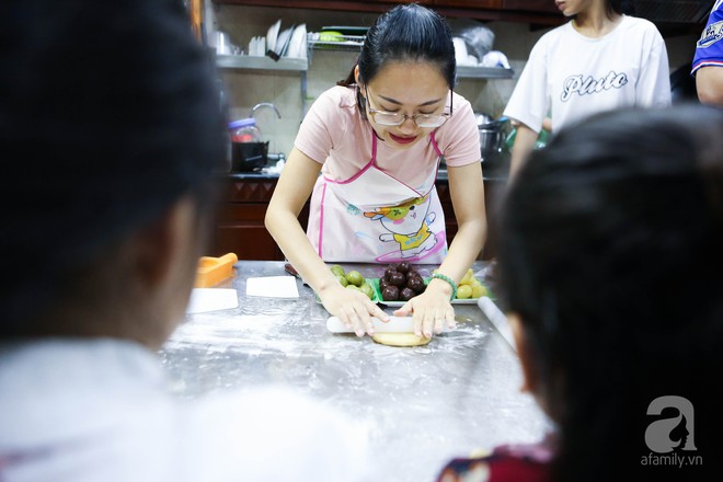 Trẻ em Hà Nội thích thú học làm bánh Trung thu dành tặng ông bà, cha mẹ - Ảnh 10.