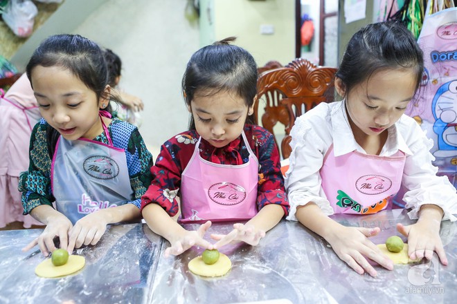 Ngắm trộm những em bé Hà Nội đáng yêu hết nấc trong một lớp học làm bánh Trung thu - Ảnh 4.