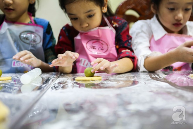 Ngắm trộm những em bé Hà Nội đáng yêu hết nấc trong một lớp học làm bánh Trung thu - Ảnh 15.