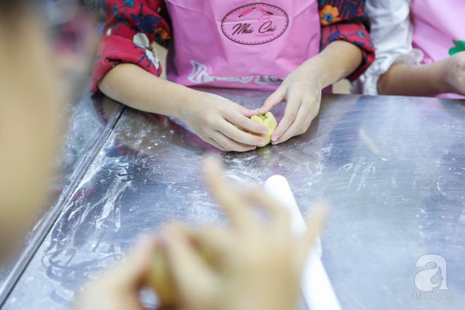 Ngắm trộm những em bé Hà Nội đáng yêu hết nấc trong một lớp học làm bánh Trung thu - Ảnh 14.