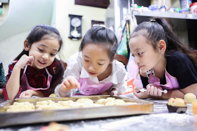 Ngắm trộm những em bé Hà Nội đáng yêu hết nấc trong một lớp học làm bánh Trung thu - Ảnh 6.