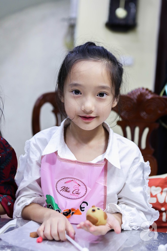 Ngắm trộm những em bé Hà Nội đáng yêu hết nấc trong một lớp học làm bánh Trung thu - Ảnh 19.
