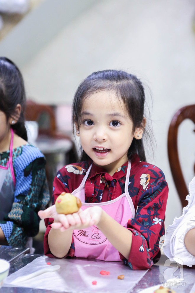 Ngắm trộm những em bé Hà Nội đáng yêu hết nấc trong một lớp học làm bánh Trung thu - Ảnh 21.