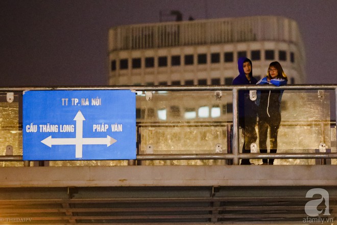 Người Hà Nội làm gì trong đêm qua, đêm lạnh nhất từ đầu mùa đến giờ? - Ảnh 17. Người Hà Nội làm gì trong đêm qua, đêm lạnh nhất từ đầu mùa đến giờ? - Ảnh 17.