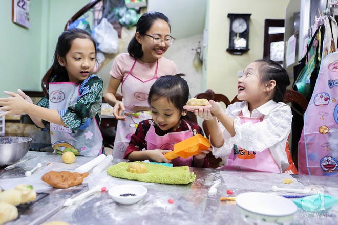 Ngắm trộm những em bé Hà Nội đáng yêu hết nấc trong một lớp học làm bánh Trung thu - Ảnh 17.
