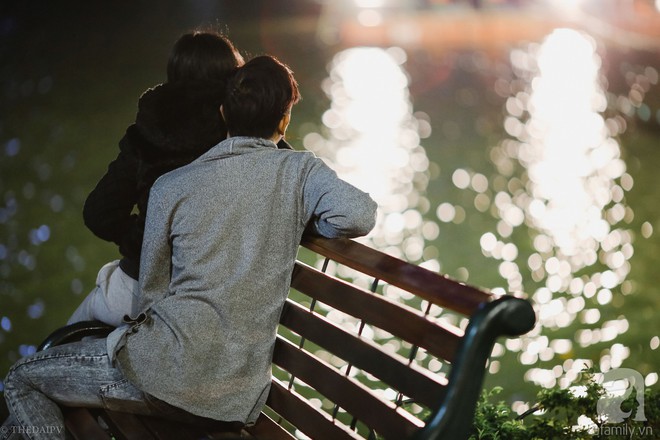 Người Hà Nội làm gì trong đêm qua, đêm lạnh nhất từ đầu mùa đến giờ? - Ảnh 3. Người Hà Nội làm gì trong đêm qua, đêm lạnh nhất từ đầu mùa đến giờ? - Ảnh 3.
