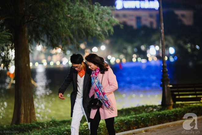 Người Hà Nội làm gì trong đêm qua, đêm lạnh nhất từ đầu mùa đến giờ? - Ảnh 1. Người Hà Nội làm gì trong đêm qua, đêm lạnh nhất từ đầu mùa đến giờ? - Ảnh 1.