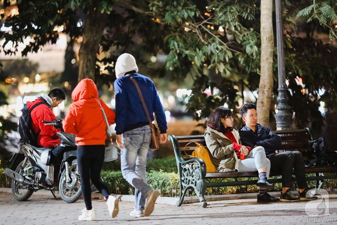 Người Hà Nội làm gì trong đêm qua, đêm lạnh nhất từ đầu mùa đến giờ? - Ảnh 12. Người Hà Nội làm gì trong đêm qua, đêm lạnh nhất từ đầu mùa đến giờ? - Ảnh 12.