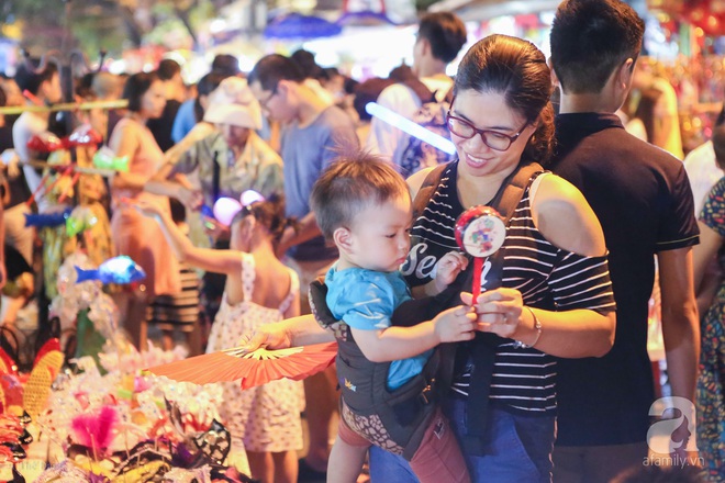 Nam thanh, nữ tú tưng bừng trẩy hội sớm Trung thu trên phố Hàng Mã - Ảnh 11.