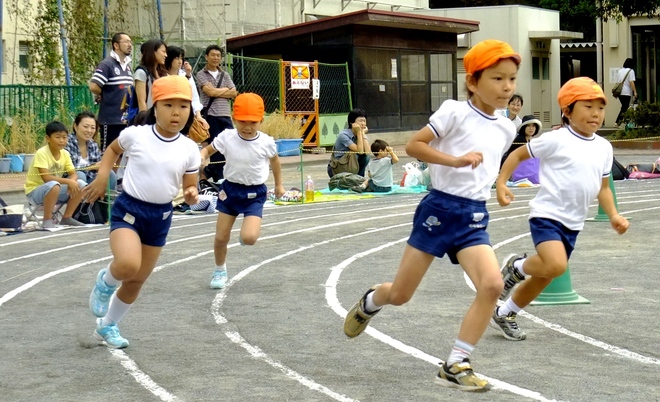 Nuôi con như năm “một ngàn chín trăm hồi đó” sao dễ thở quá, không như chúng ta bây giờ - Ảnh 2.