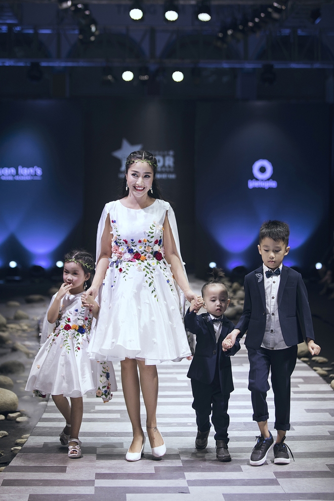 Ốc Thanh Vân cùng 3 nhóc tỳ mở màn Tuần lễ Thời trang Thiếu nhi 2017 - Ảnh 2.