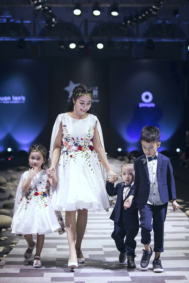 Ốc Thanh Vân cùng 3 nhóc tỳ mở màn Tuần lễ Thời trang Thiếu nhi 2017 - Ảnh 3.