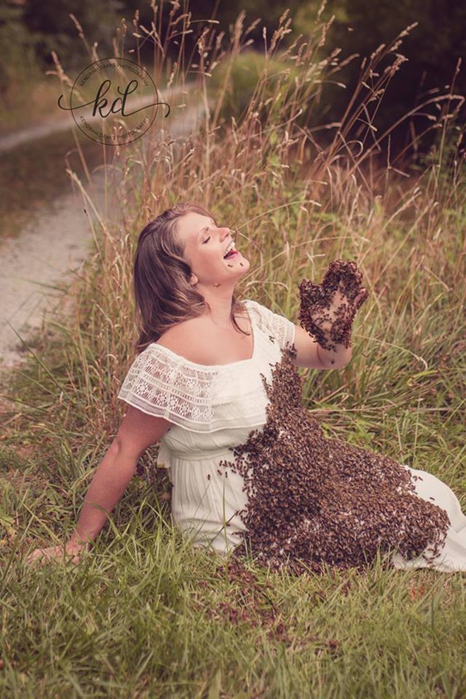 Bí mật bất ngờ phía sau bức hình mẹ bầu chụp hình cùng hàng ngàn con ong - Ảnh 1.