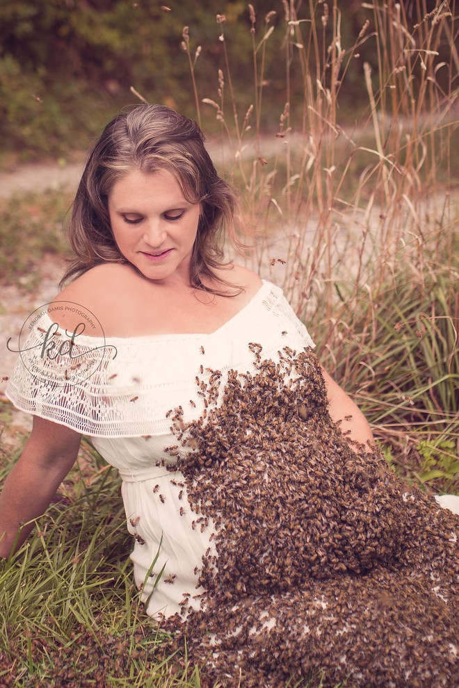 Bí mật bất ngờ phía sau bức hình mẹ bầu chụp hình cùng hàng ngàn con ong - Ảnh 5.