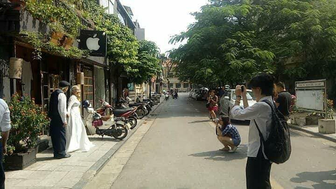 Hình ảnh cô dâu tóc bạc mặc váy cưới trắng, chú rể chống gậy móm mém cười trên phố Hà Nội gây sốt mạng - Ảnh 3.