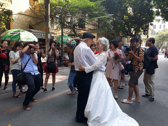 Hình ảnh cô dâu tóc bạc mặc váy cưới trắng, chú rể chống gậy móm mém cười trên phố Hà Nội gây sốt mạng - Ảnh 6.