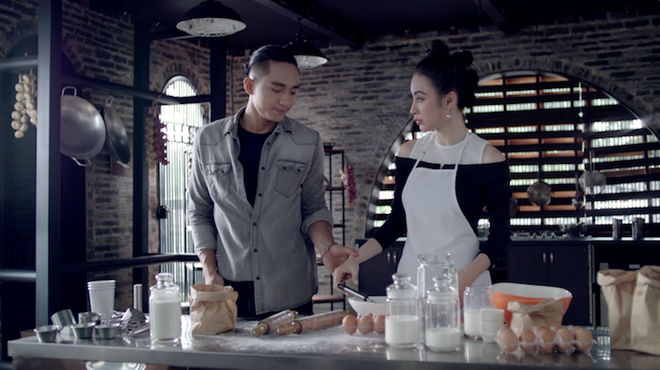 Trong cảnh túng thiếu, bà bầu Angela Phương Trinh đã xiêu lòng trước Hữu Vi - Ảnh 3. Trong cảnh túng thiếu, bà bầu Angela Phương Trinh đã xiêu lòng trước Hữu Vi - Ảnh 3.