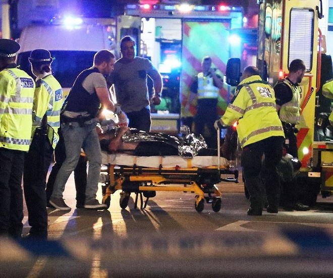 Hiện trường vụ tấn công liên hoàn khủng khiếp ở London - Ảnh 1.