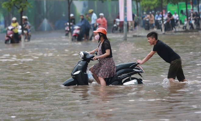 Dự báo thời tiết hôm nay (7.6): Mưa lớn, cảnh báo ngập lụt khu vực nội thành Hà Nội - Ảnh 1.
