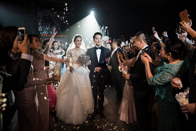 Đám cưới triệu đô sang chảnh hết nấc của mỹ nhân đẹp nhất nhì Thái Lan với nhẫn kim cương 5 carat, 6 bộ váy - Ảnh 10.