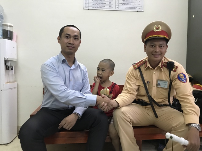Hà Nội: CSGT giúp bé trai 5 tuổi bị lạc về với gia đình - Ảnh 2.