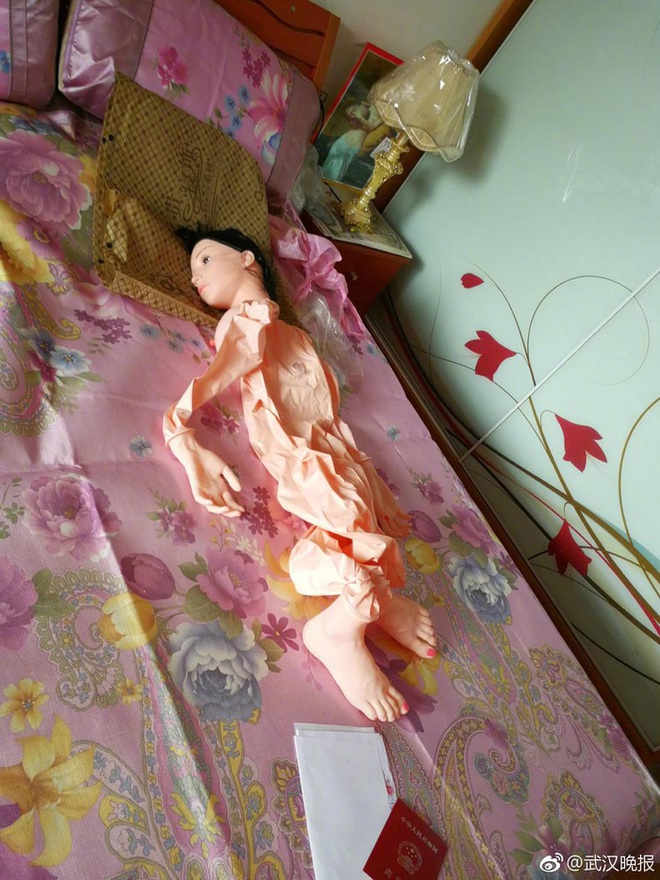 Mua hàng qua mạng, cụ ông khuyết tật nhận được cô búp bê tình dục xì hơi chỉ sau 1 phút - Ảnh 2. Mua hàng qua mạng, cụ ông khuyết tật nhận được cô búp bê tình dục xì hơi chỉ sau 1 phút - Ảnh 2.