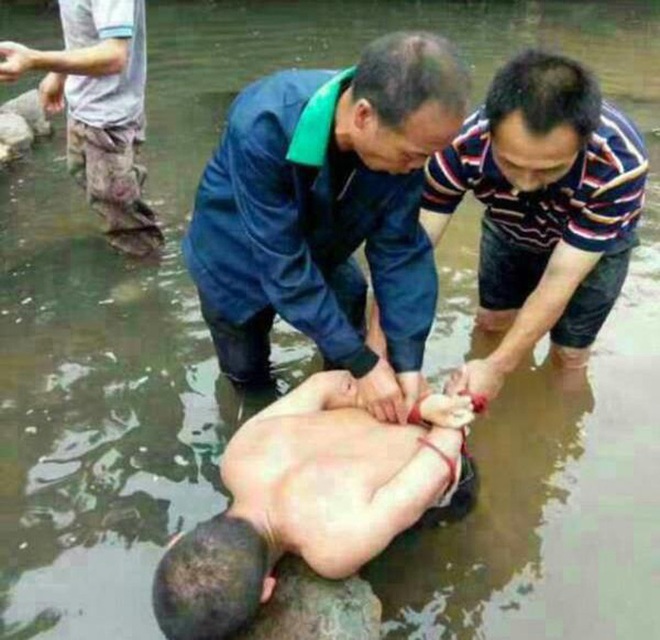 Trung Quốc: Kẻ ấu dâm bị dân làng bắt trói khi đang tấn công bé gái 11 tuổi - Ảnh 1. Trung Quốc: Kẻ ấu dâm bị dân làng bắt trói khi đang tấn công bé gái 11 tuổi - Ảnh 1.