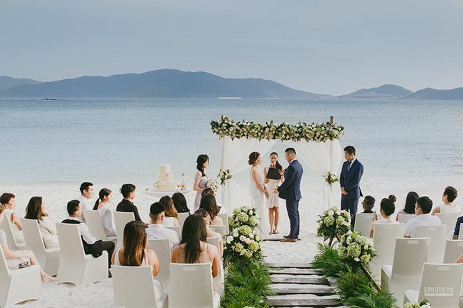 Lễ cưới chỉ 30 khách bên bờ biển của cô dâu Việt kiều được tạp chí châu Á hết lời khen ngợi - Ảnh 3.
